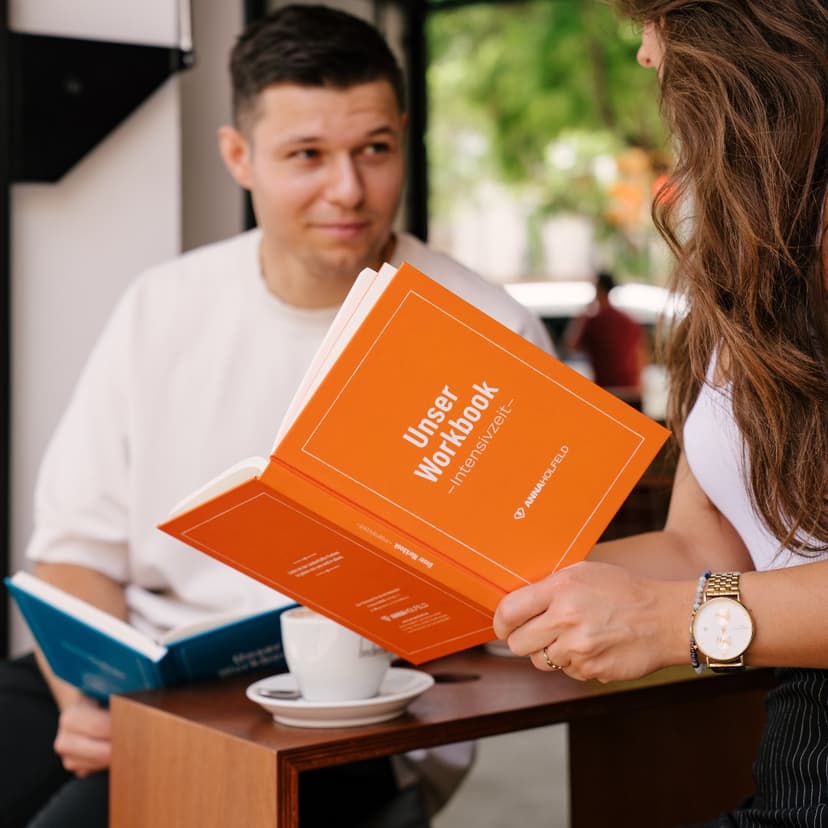 Paar arbeitet mit dem liebendgern Workbook