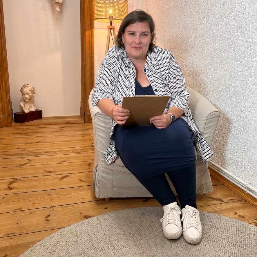 Anna Holfeld im Beratungsgespräch – Transparente Kosten für Paartherapie