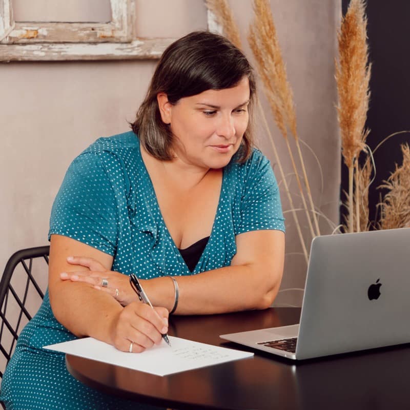Anna Holfeld bei der Arbeit